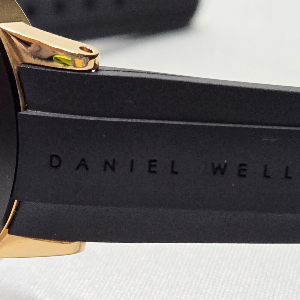 DANIEL WELLINGTON Iconic Motion 32 mm Watch Rose Gold Rubber Strap - Picture 7 of 16